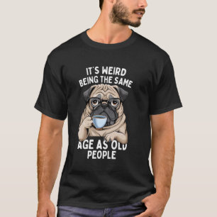 Camiseta É Estranho Ter a Mesma Idade que Pessoas Velhas En