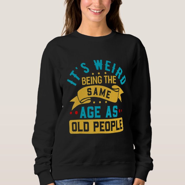 Camiseta É Estranho Ter a Mesma Idade Que Pessoas Velhas Sa (Frente)