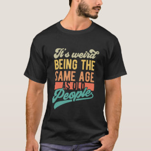 Camiseta É estranho ter a mesma idade Sarcástico engraçad