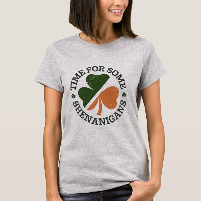 Camiseta É hora de St. Patrick fazer algumas travessuras de (Frente)