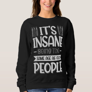 Camiseta É insano ter a mesma idade que as Pessoas antigas