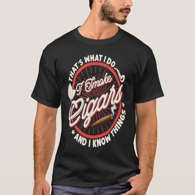Camiseta É isso que eu faço, eu fumo charutos e sei das coi (Frente)
