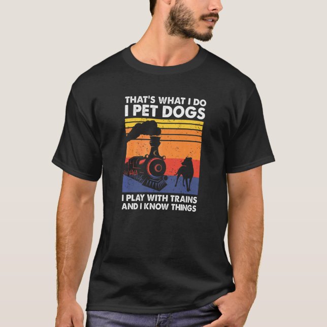 Camiseta É isso que faço, pego cães que toco com trens. (Frente)