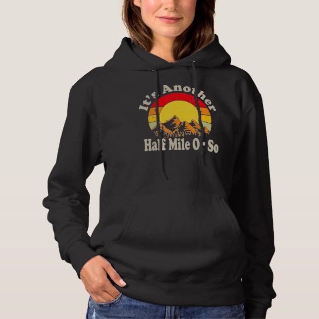 Camiseta É mais meia milha ou mais acampamento de caminhada (Frente)
