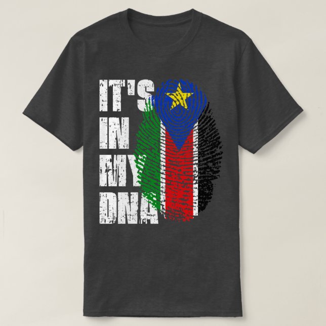 Camiseta É NO MEU DNA Gift da NAMORADA South Sudan Flag Boy (Frente do Design)