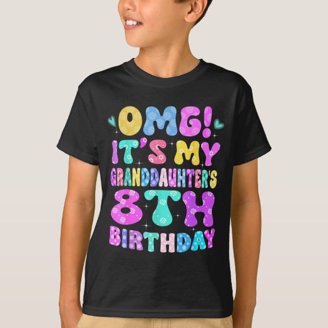 Camiseta É o 8º aniversário da minha neta Flores 8 A (Frente)