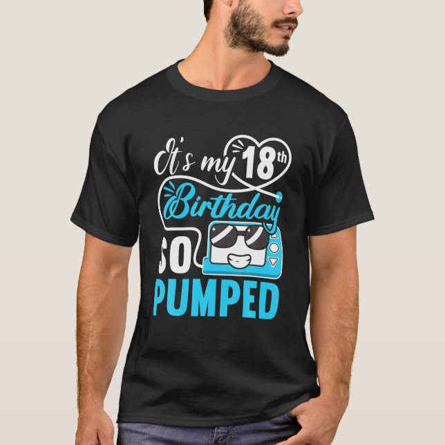 Camiseta É o meu 18º Aniversário, que eu tô amontoado em di (Frente)