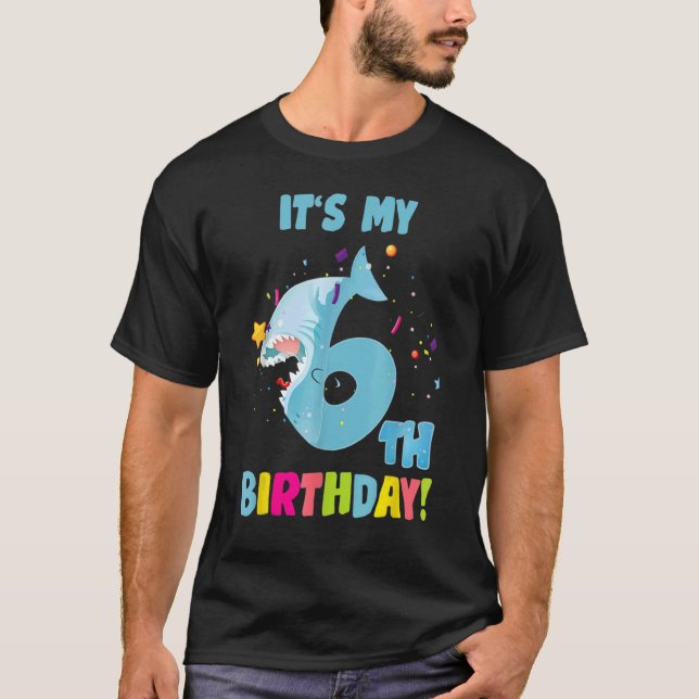 Camiseta É o meu aniversário de 6 anos de festa de tubarão  (Frente)