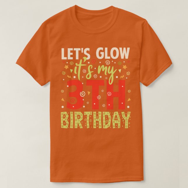 Camiseta É o meu terceiro presente de aniversário (Frente do Design)
