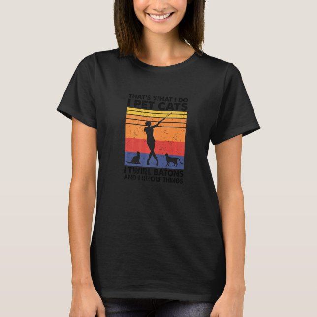 Camiseta É O Que Eu Faço Eu Cuido de Gatos Eu Giro Bastões  (Frente)