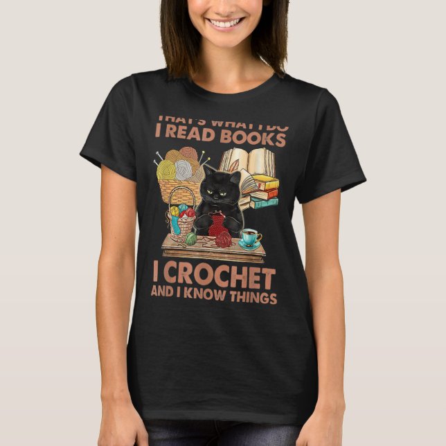 Camiseta É o que eu faço para ler livros Crochet e eu sei C (Frente)