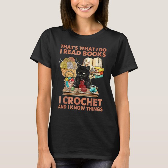 Camiseta É o que eu faço para ler livros Crochet e eu sei C (Frente)