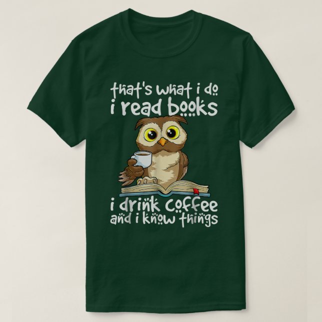 Camiseta É O Que Eu Li Livros Que Eu Bebo Café Sei (Frente do Design)