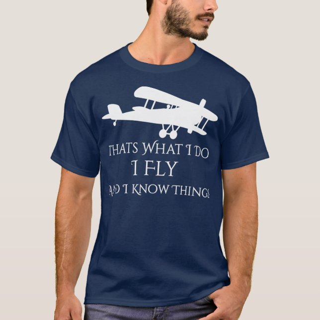 Camiseta É o que faço voando e sei das coisas no avião (Frente)