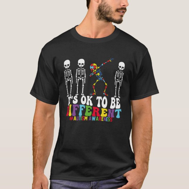 Camiseta É Ok Ser Diferente Esqueleto Consciência do Autism (Frente)