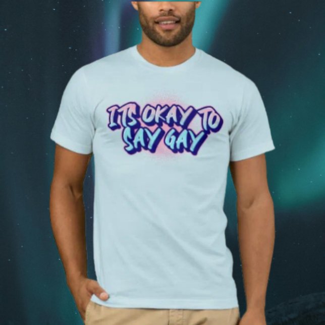 Camiseta É Okay Dizer Gay (Criador carregado)