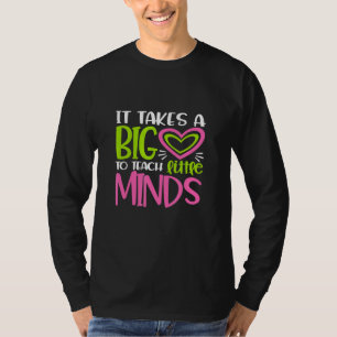 Camiseta É Preciso Um Grande Coração Para Ensinar Mentes Pe