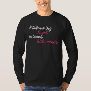 Camiseta É Preciso Um Grande Coração Para Ensinar Pequeno P