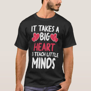 Camiseta É Preciso Um Grande Coração Para Ensinar Pequeno P