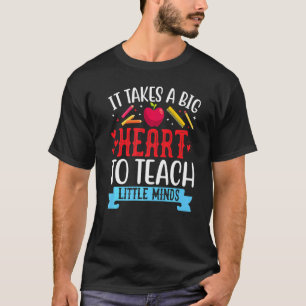 Camiseta É Preciso Um Grande Coração Para Ensinar Pequeno P