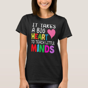 Camiseta É Preciso Um Grande Coração Para Ensinar Pequeno P