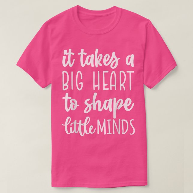 Camiseta É preciso um grande coração para moldar pequenos p (Frente do Design)