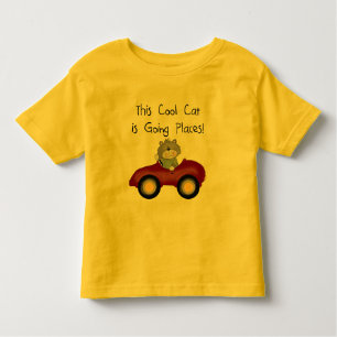 Camiseta e presentes vermelhos indo do carro dos