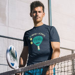 Camiseta É Racket Science Funny Padel Tênis<br><div class="desc">Mostre o seu amor por tocar padel com esta engraçada lenda gráfica. Ele apresenta o slogan IT IS RACKET SCIENCE em letras de creme e lacre acima de uma ilustração de uma raquete de tênis de padel e bolas.</div>