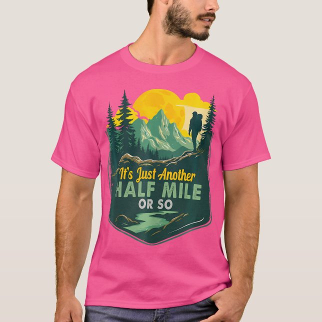 Camiseta É Só Mais Meia Milha Ou Mais Um Acampamento Fu. (Frente)