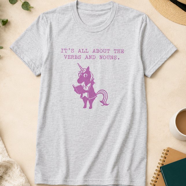 Camiseta É Tudo Sobre Verbos e Substantivos Gramática (Criador carregado)