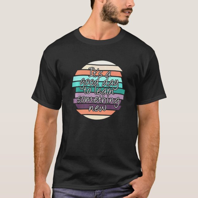 Camiseta É Um Bom Dia Para Aprender Algo Novo Chá Escolar (Frente)