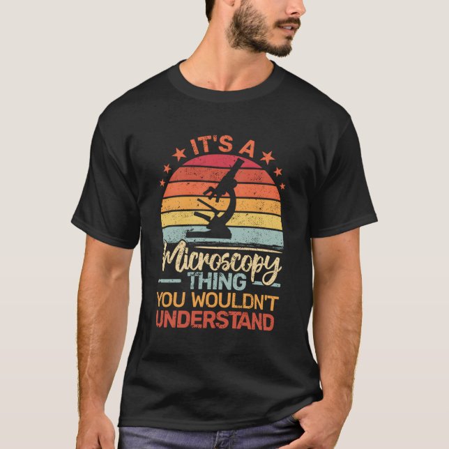 Camiseta É Um Microbiólogo De Microscopia. (Frente)