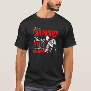 Camiseta É um pintor de automóveis e um carro.