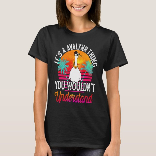 Camiseta É Uma Coisa da Avalynn Que Você Não Entenderia  Av (Frente)