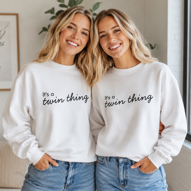 Camiseta É uma coisa gêmea | Geminação em Correspondência M (Cozy matching sweatshirts for twin sisters with a cute quote design for gifts and photos.)