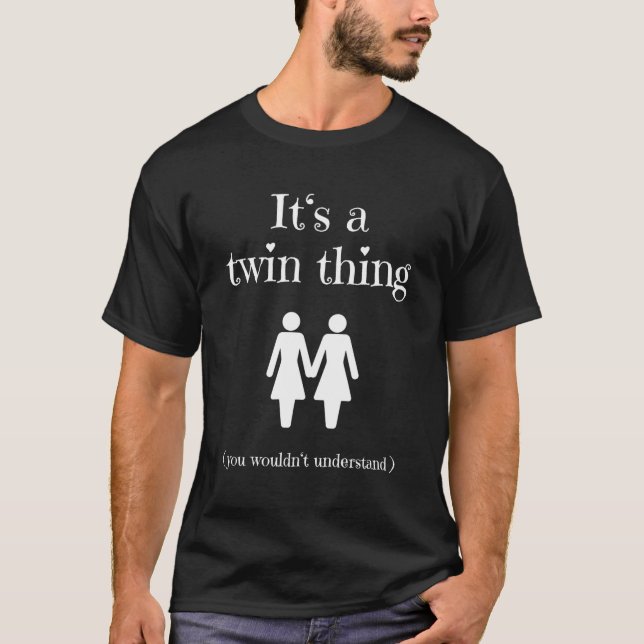 Camiseta É Uma Coisa Gêmea Para Irmãs Gêmeas (Frente)