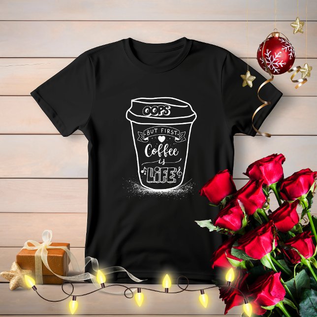 Camiseta É uma diversão simples, mas o café é a vida (Criador carregado)