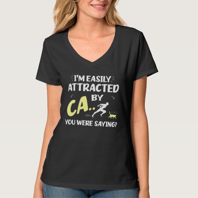 Camiseta Easily Attracted By Cats   Cat Mom Cat Dad Cat (Frente)