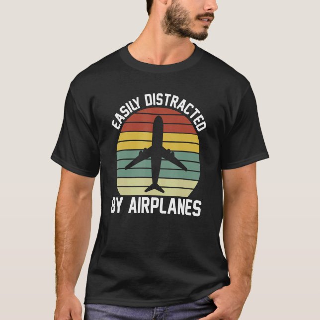 Camiseta Easily Distracted By Airplanes  Pilot Flying (Frente)