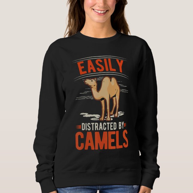 Camiseta Easily distracted by Camels (Frente)