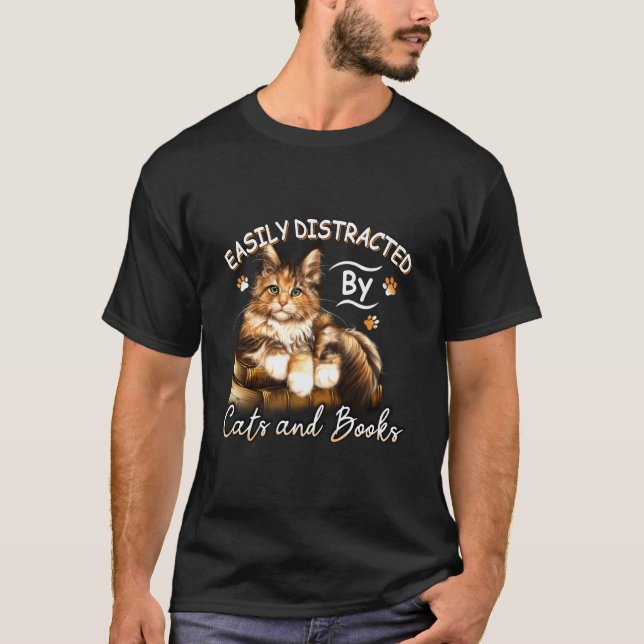 Camiseta Easily Distracted By Cats And Books Biggie Cat Boo (Frente)