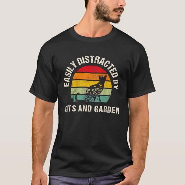 Camiseta Easily distracted by Cats and garden  Cat Garden (Frente)