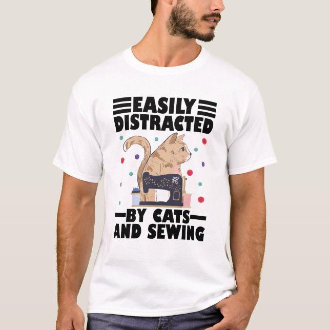 Camiseta Easily Distracted By Cats And Sewing cat lover (Frente)
