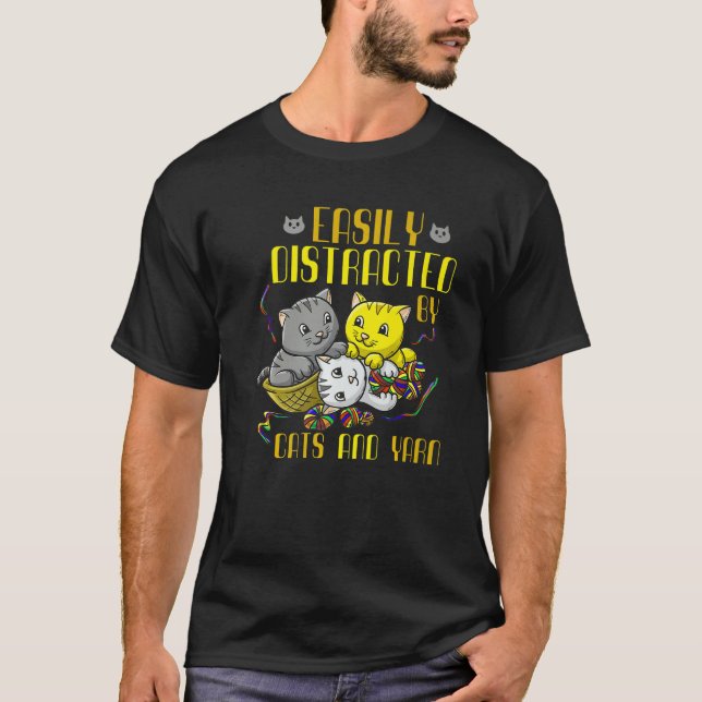 Camiseta Easily Distracted By Cats And Yarn Cat Owner Croch (Frente)