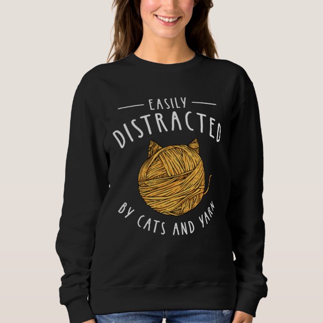 Camiseta Easily Distracted By Cats and Yarn Quilters Croche (Frente)