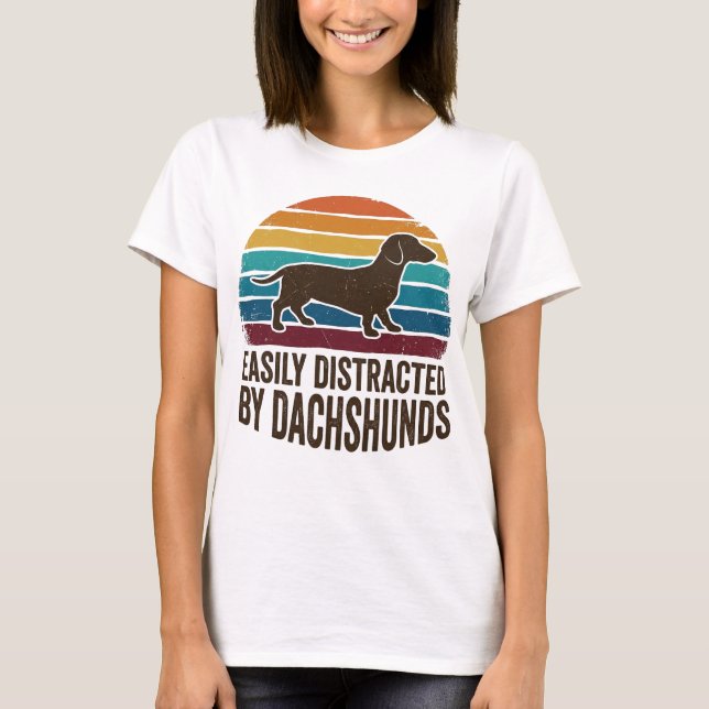 Camiseta Easily Distracted By Dachshunds Retro Sunset Funny (Frente)