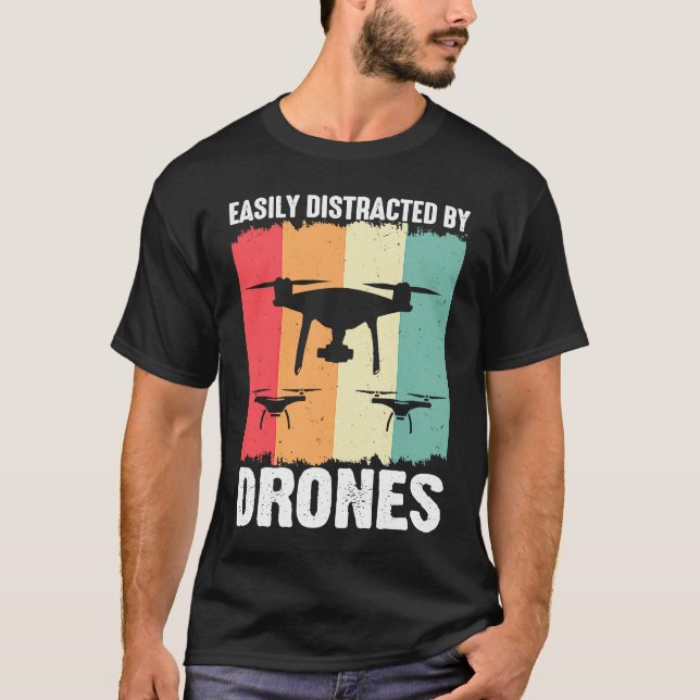 Camiseta Easily Distracted by Drones  Drone Pilot Enthusias (Frente)