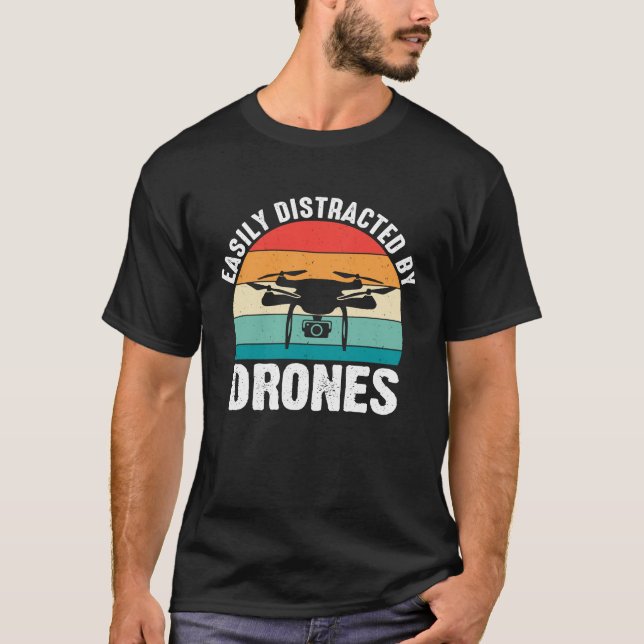 Camiseta Easily Distracted by Drones  Drone Pilot Enthusias (Frente)