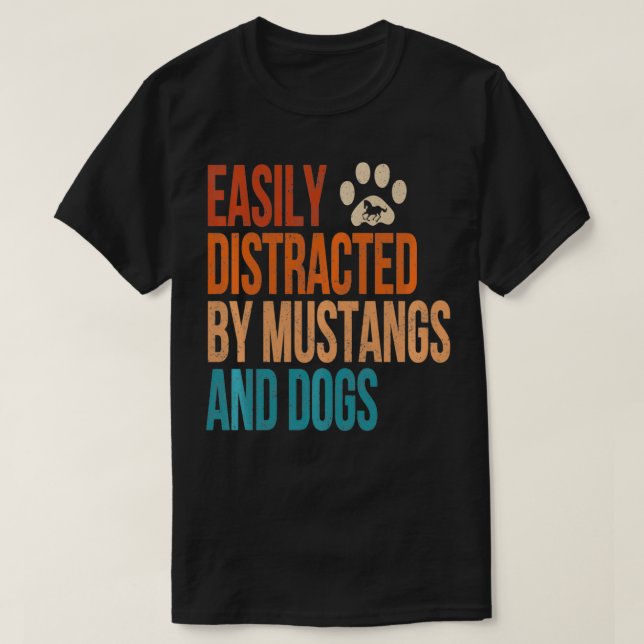 Camiseta Easily Distracted by Mustangs and Dogs Funny Vinta (Frente do Design)