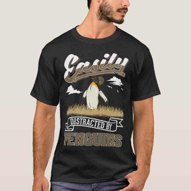 Camiseta Easily distracted by Penguins (Frente)